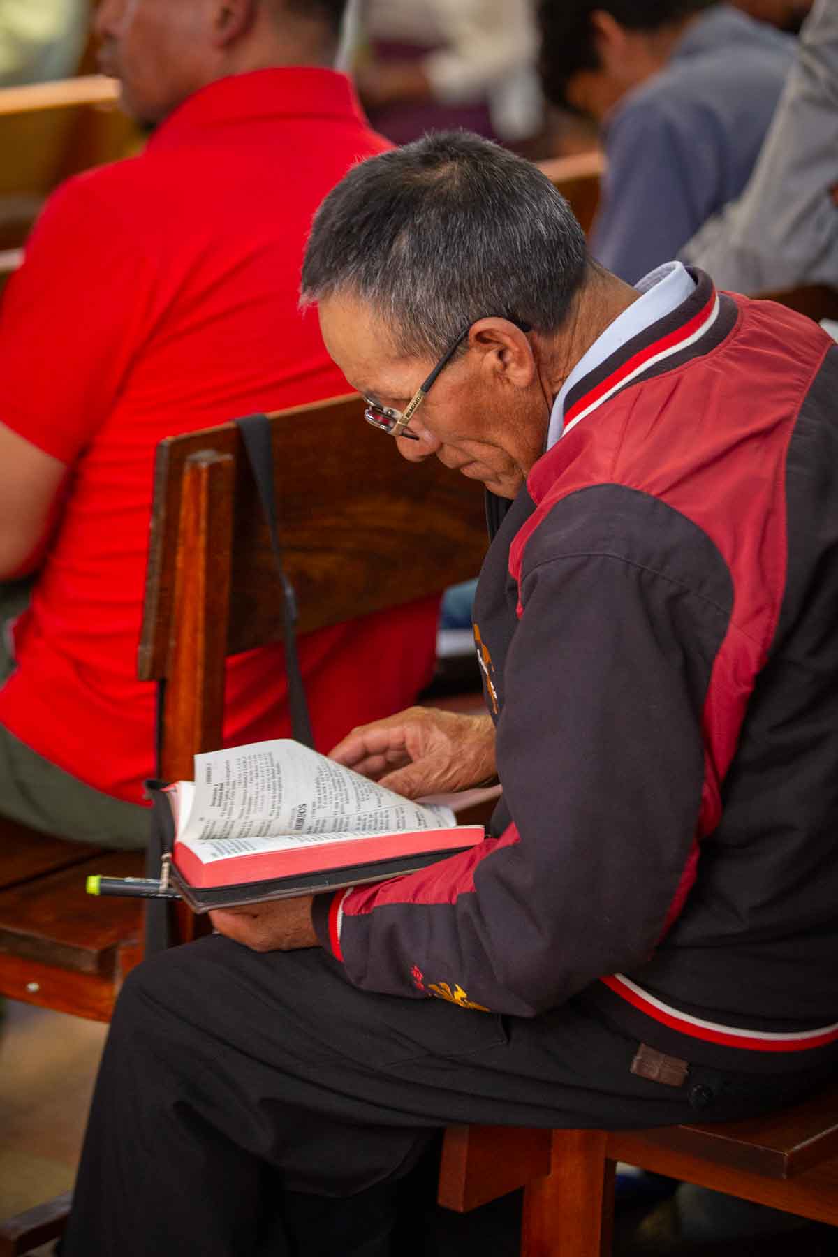 Hermano Leyendo La Biblia Un hermano lee la biblia en el culto de Centro de Adoración Cristiana