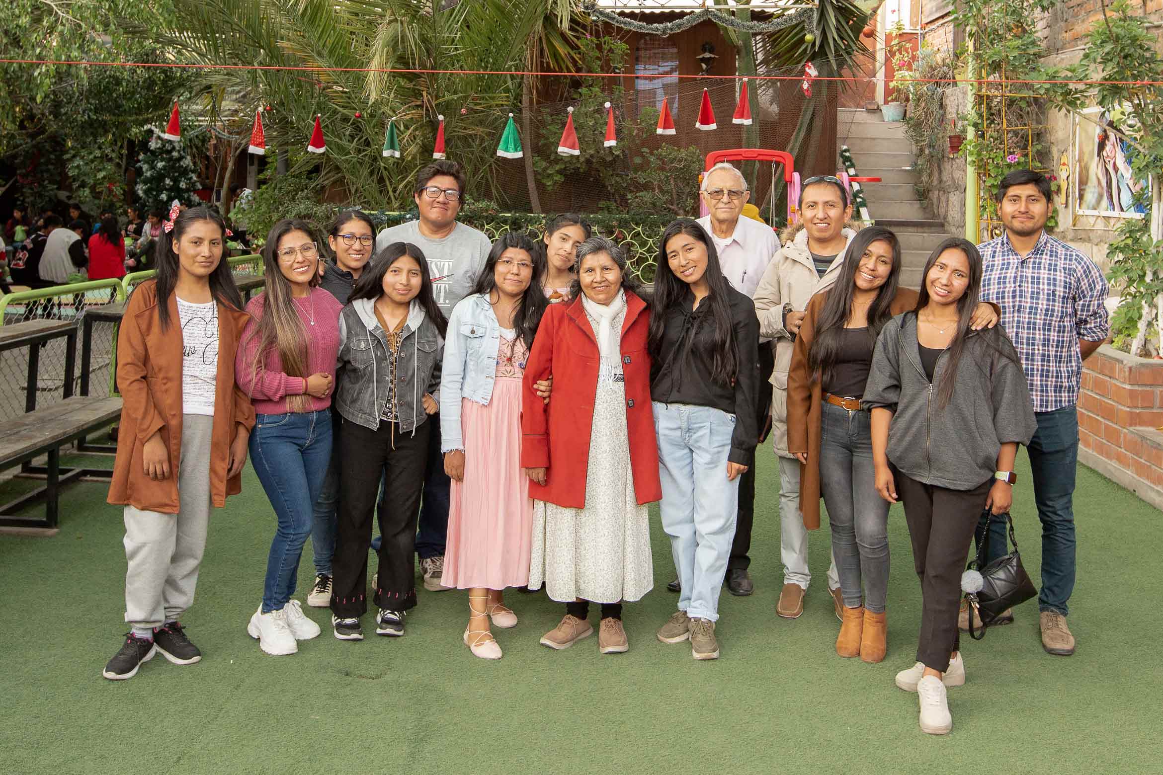 Jovenes del Centro de Adoracion Cristiano Iglesia Los jovenes visitan al hogar Amor de Dios en Arequipa, Peru