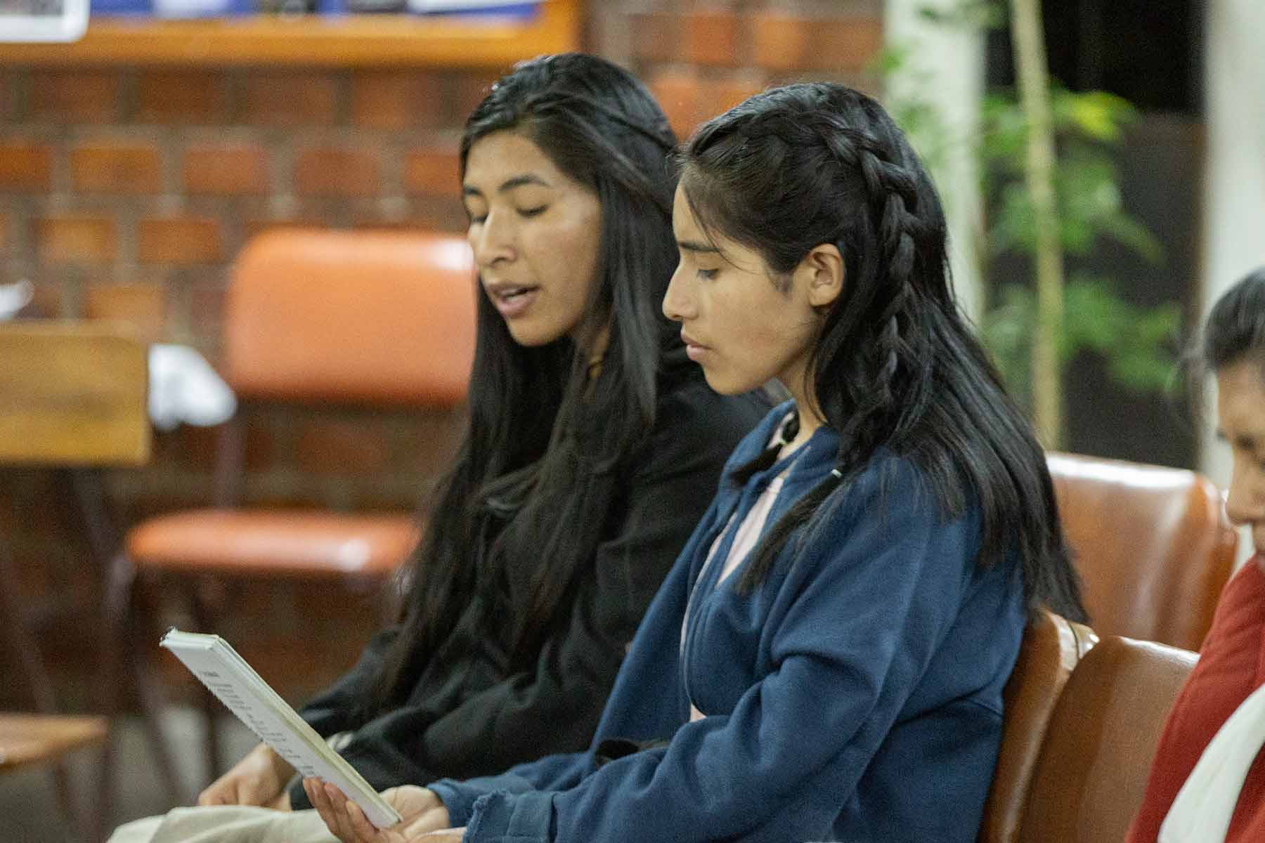 Los días Sábado, los jovenes reúnen para su culto