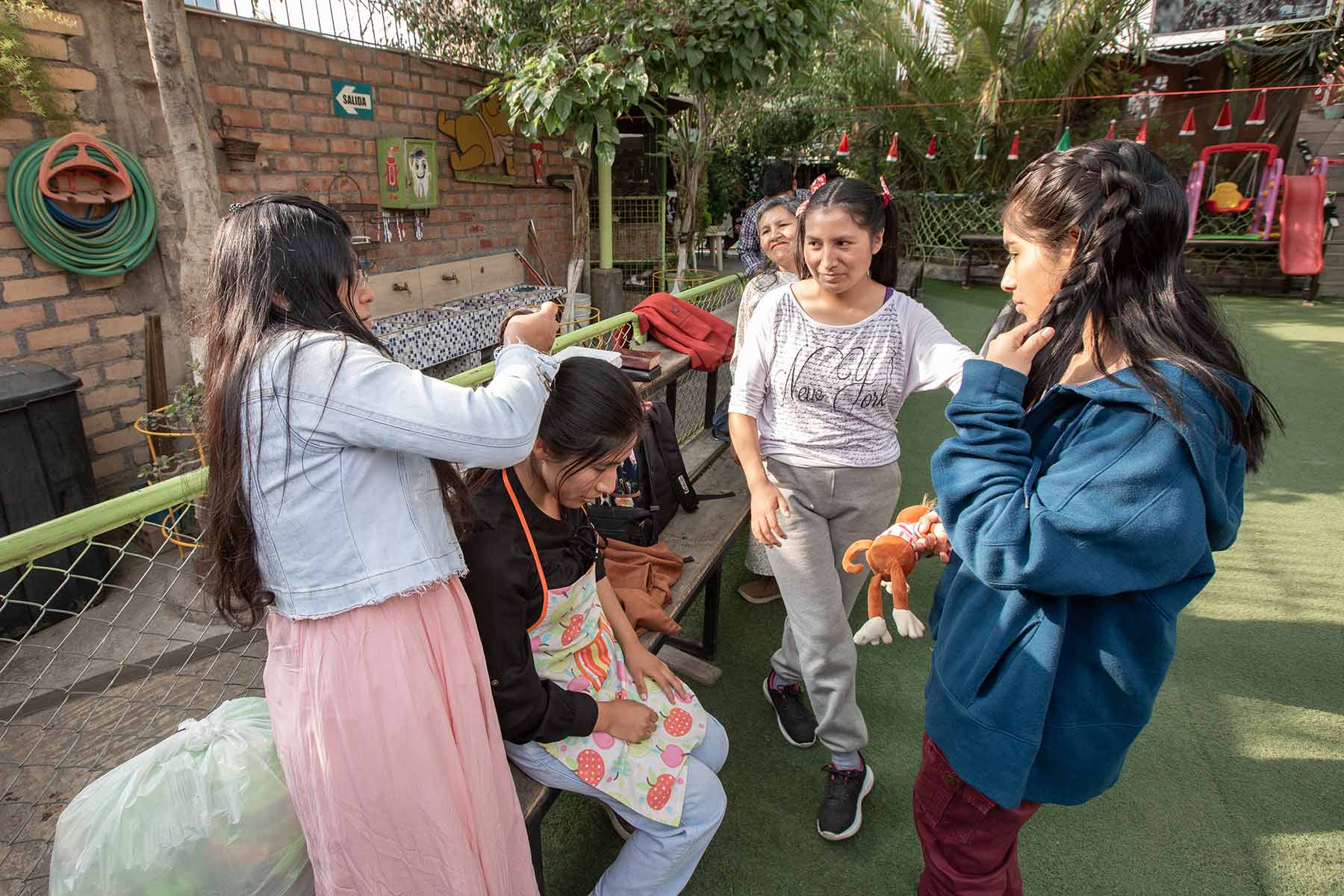 jovenes-visitan-hogar-amor-de-dios-arequipa-peru-0006