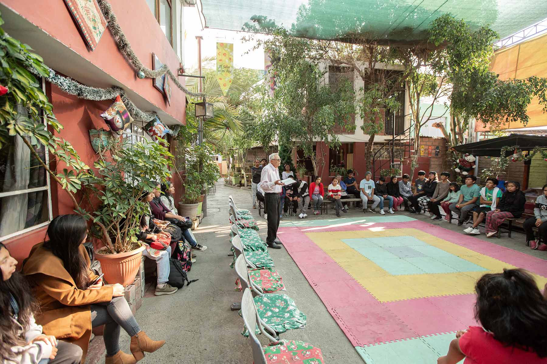 jovenes-visitan-hogar-amor-de-dios-arequipa-peru-0013