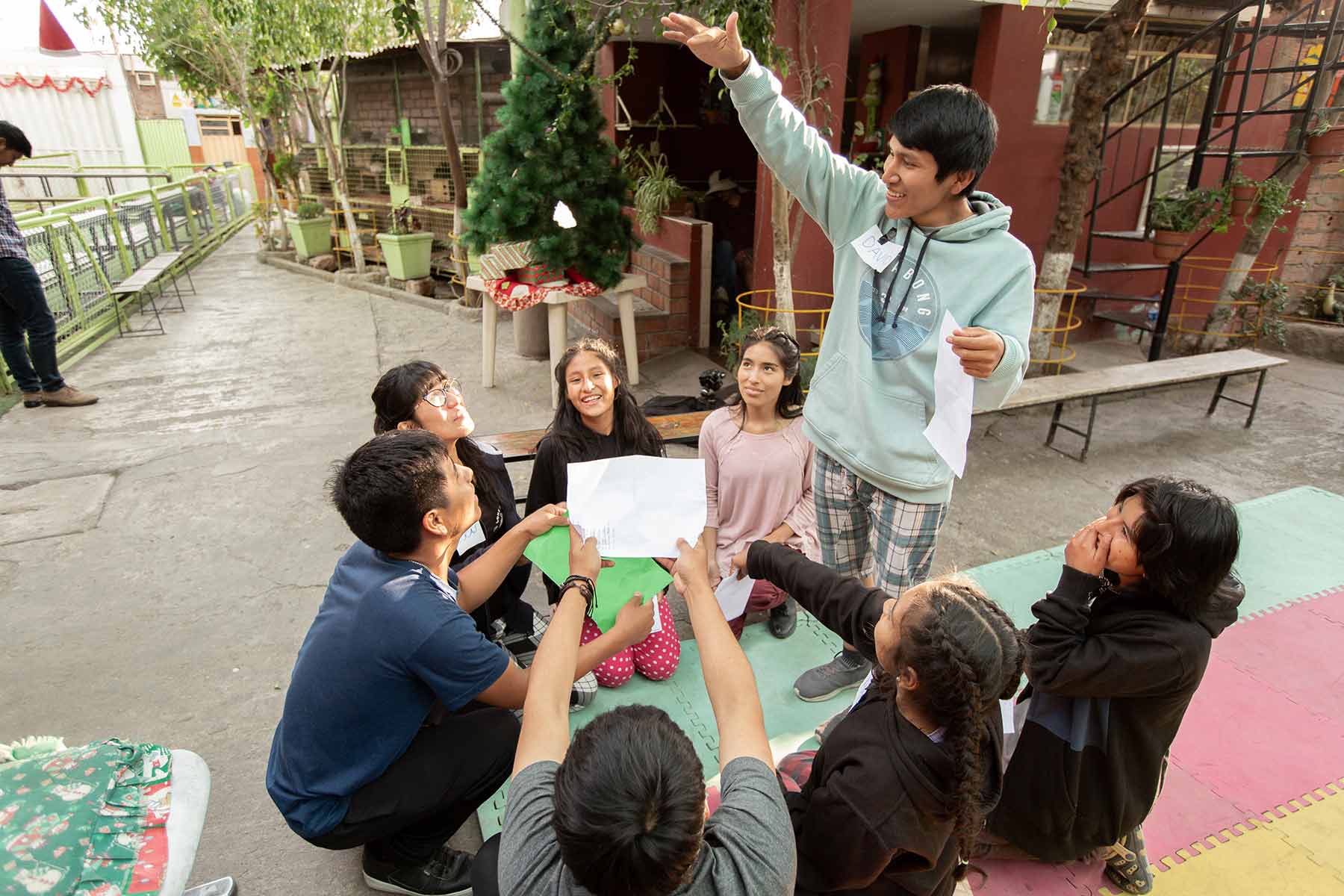 jovenes-visitan-hogar-amor-de-dios-arequipa-peru-0031