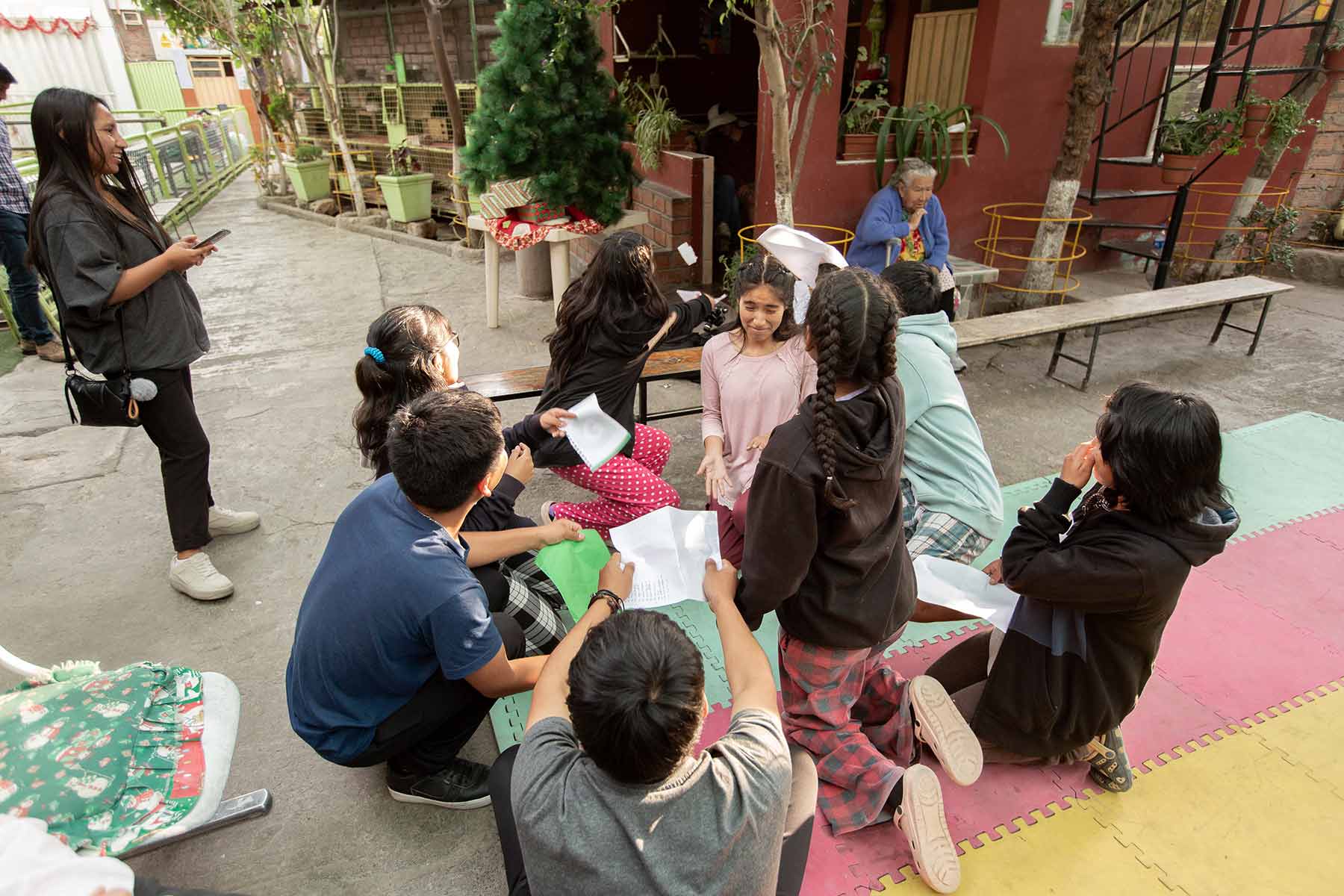 jovenes-visitan-hogar-amor-de-dios-arequipa-peru-0033