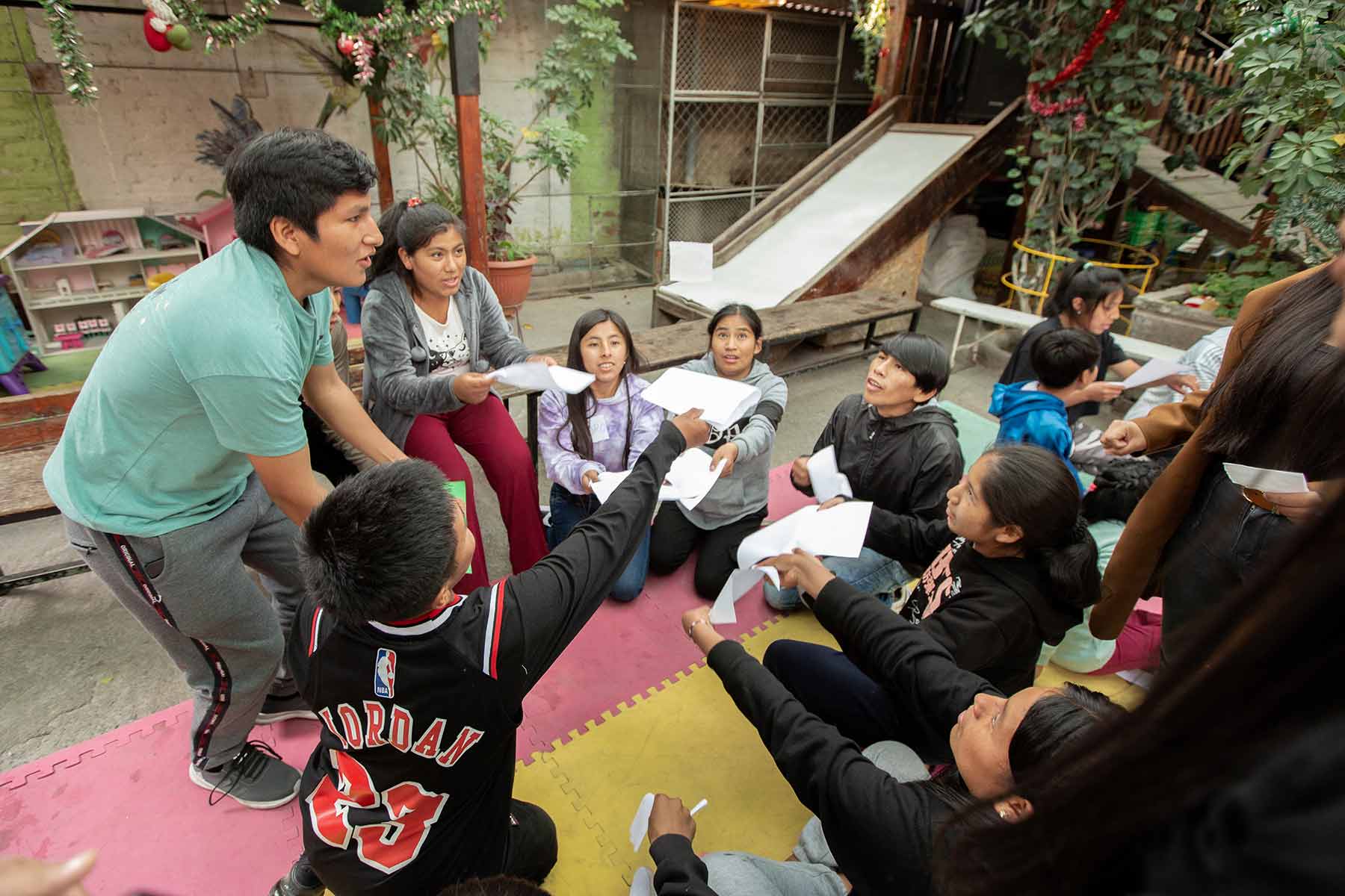 jovenes-visitan-hogar-amor-de-dios-arequipa-peru-0034