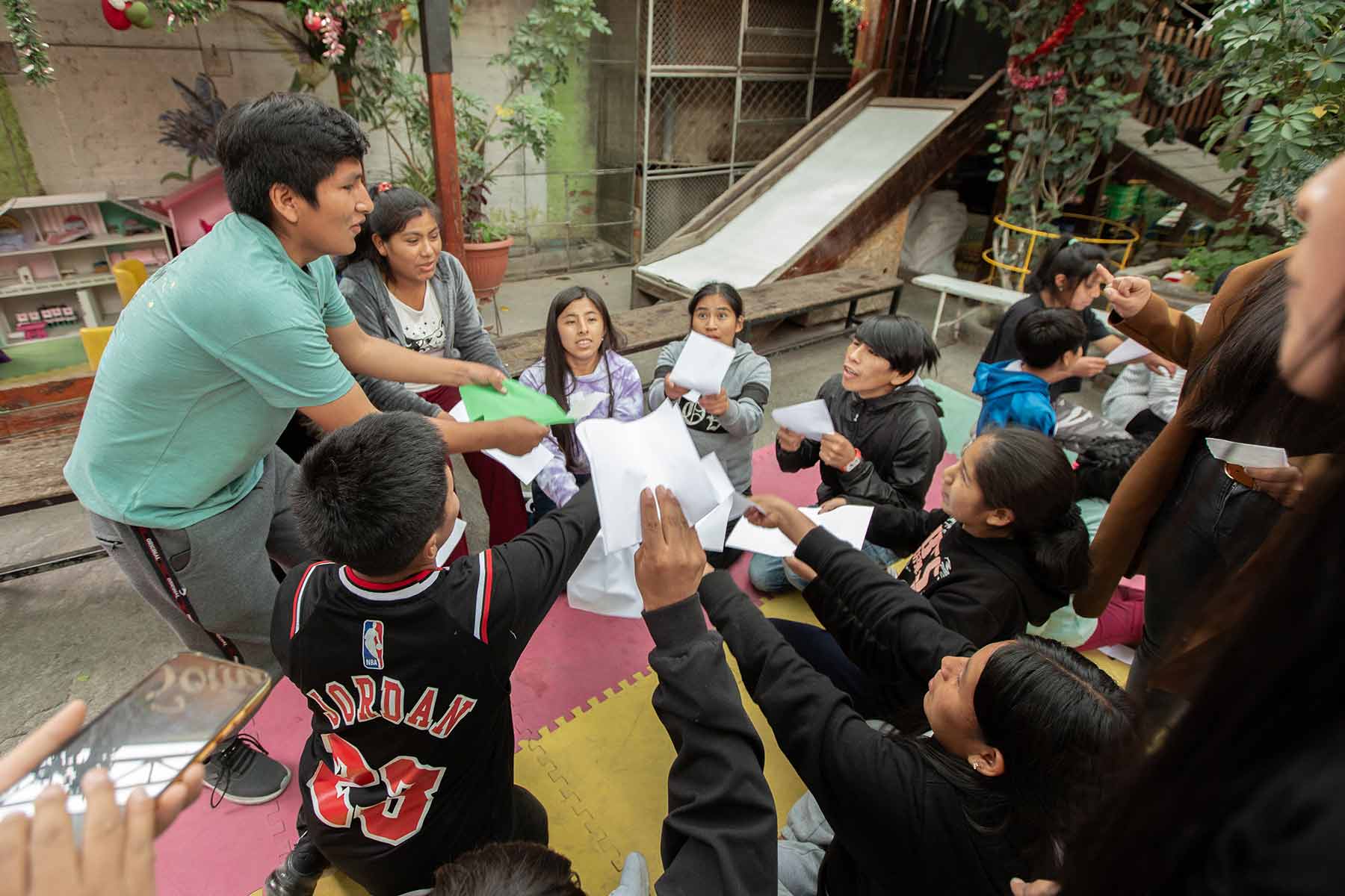 jovenes-visitan-hogar-amor-de-dios-arequipa-peru-0035
