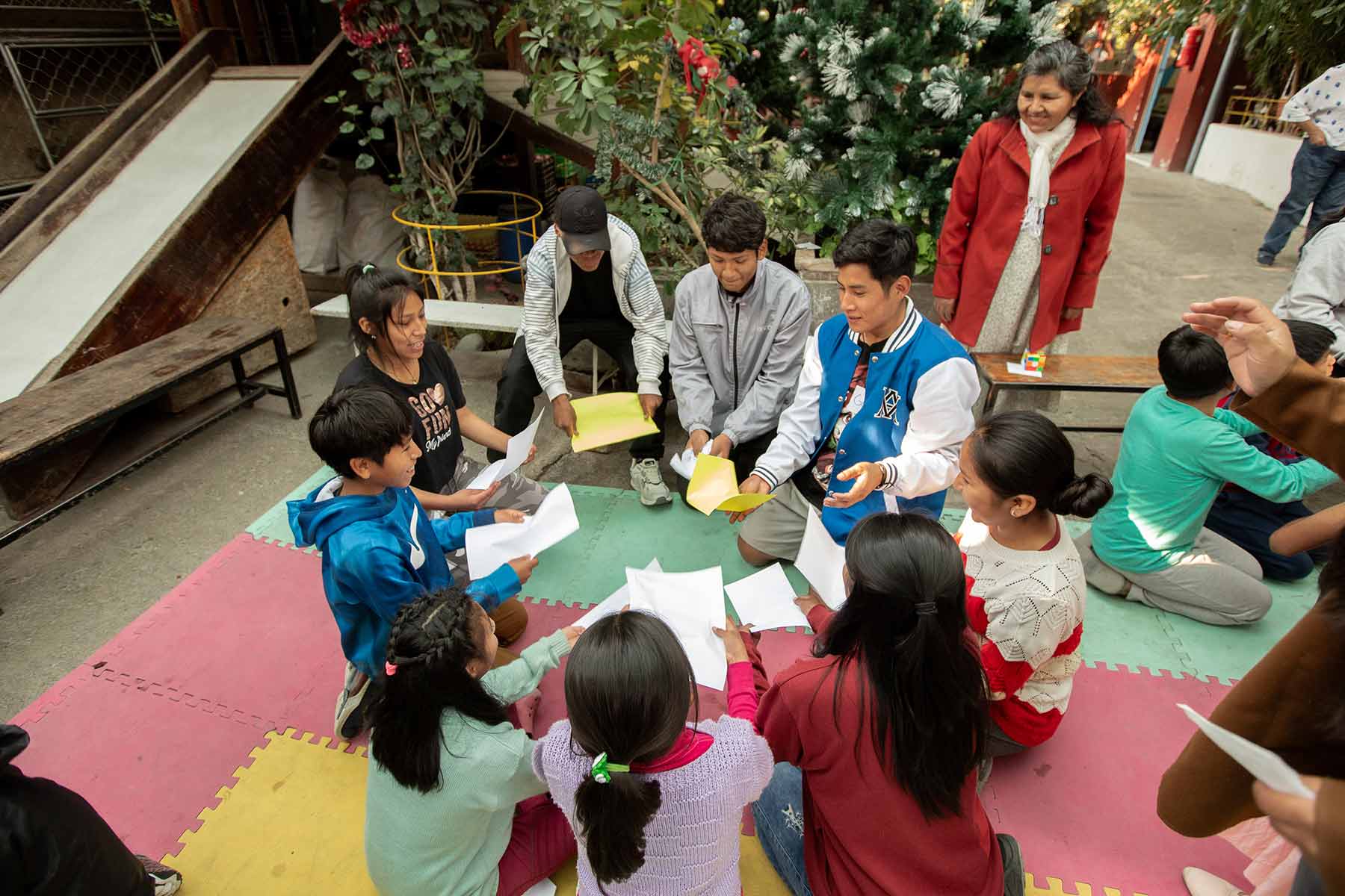 jovenes-visitan-hogar-amor-de-dios-arequipa-peru-0038