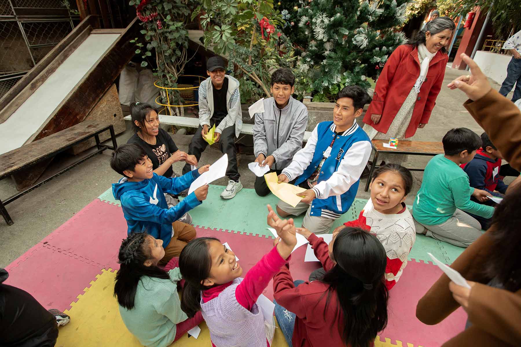 jovenes-visitan-hogar-amor-de-dios-arequipa-peru-0039