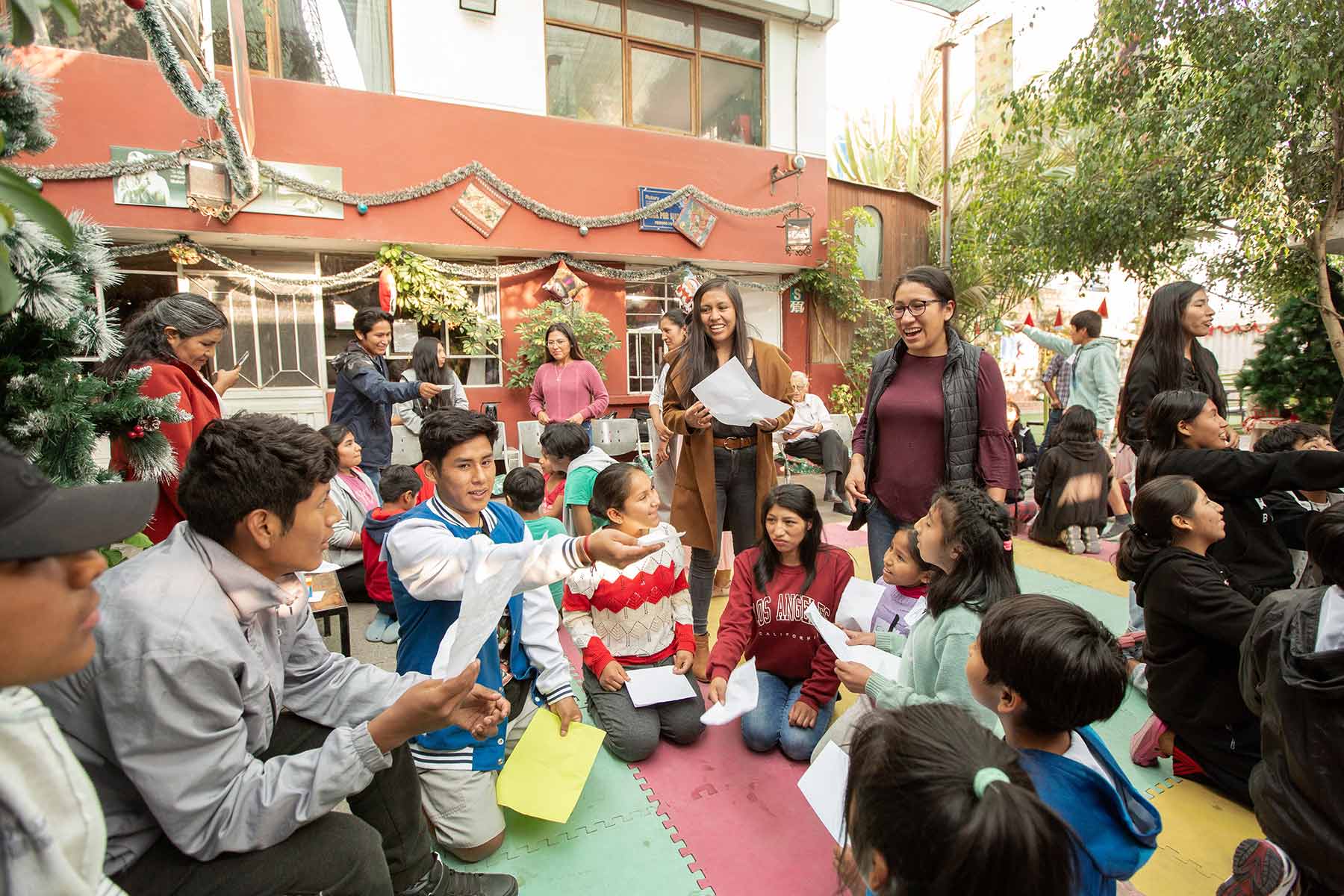 jovenes-visitan-hogar-amor-de-dios-arequipa-peru-0043