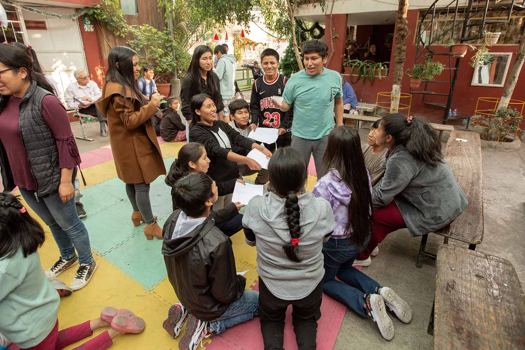 jovenes-visitan-hogar-amor-de-dios-arequipa-peru-0045