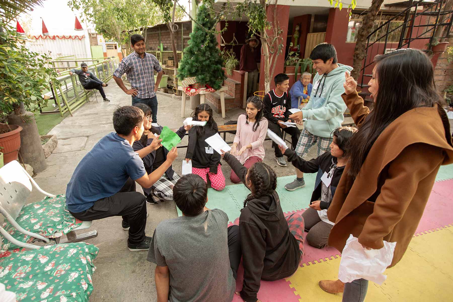 jovenes-visitan-hogar-amor-de-dios-arequipa-peru-0046