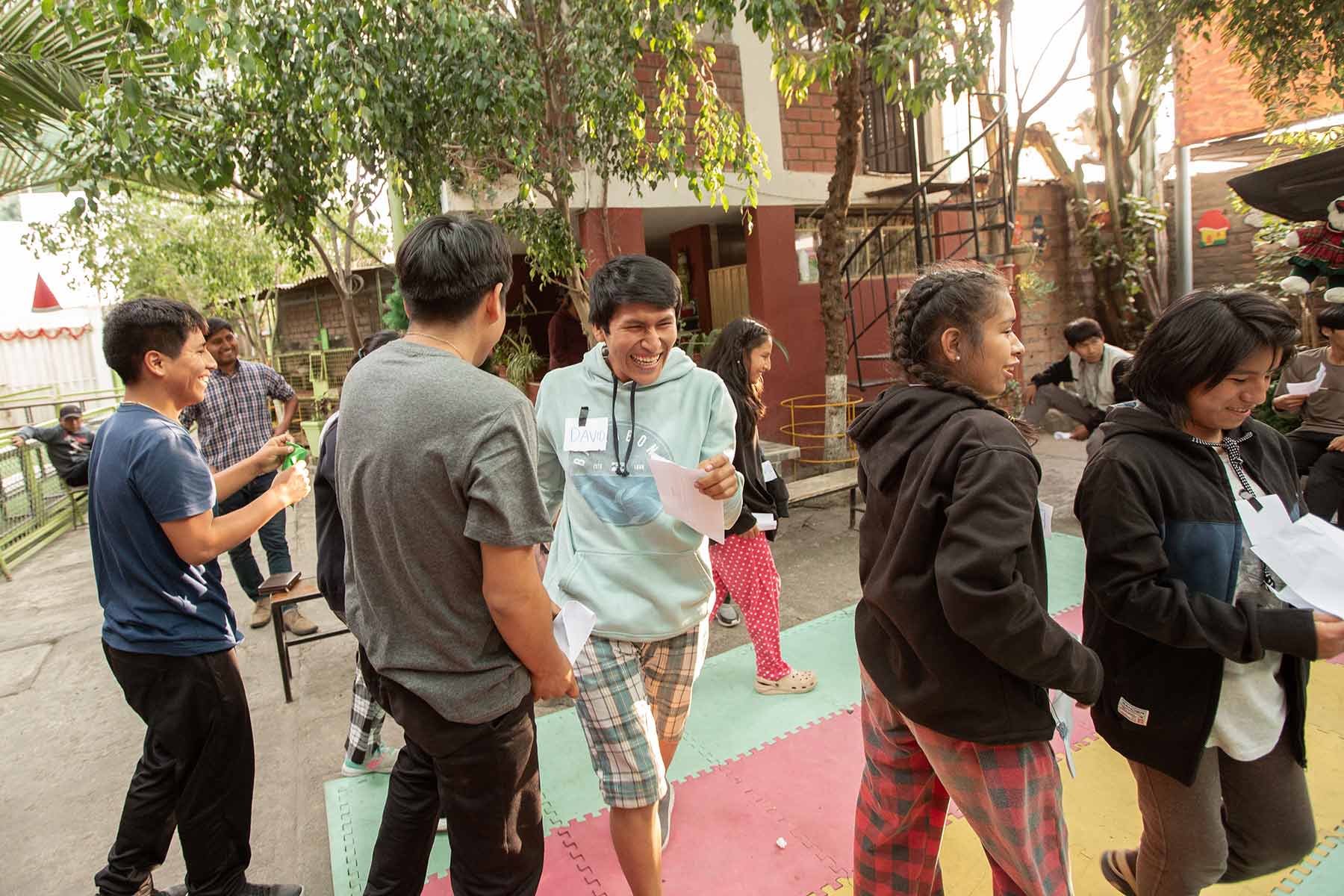 jovenes-visitan-hogar-amor-de-dios-arequipa-peru-0047
