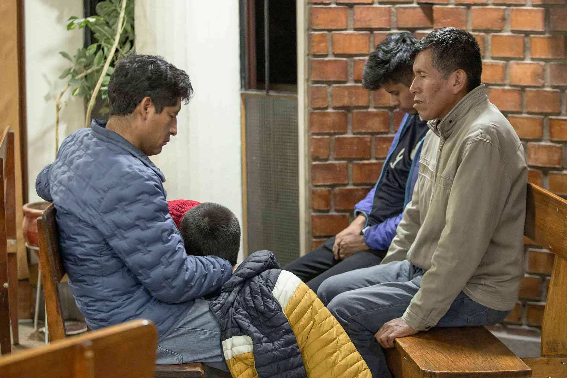 Los dias jueves, los hermanos reúnen para orar y pedir sus peticiones ante Dios